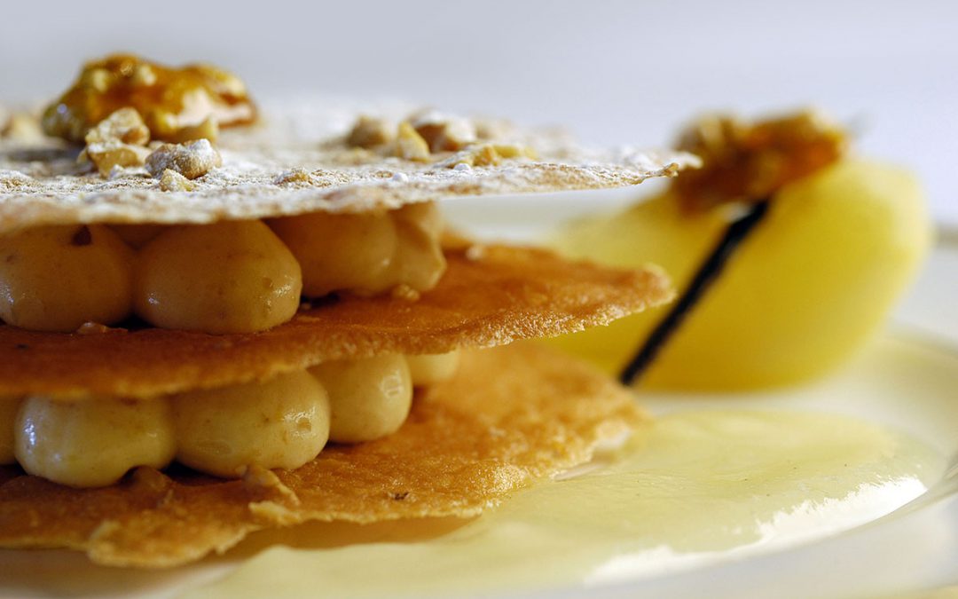 Croustillant aux noix du Périgord caramélisées et son coulis de poires - Le Verger de Barnabé